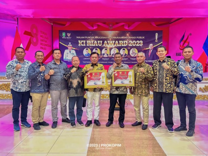 Plt Bupati Asmar Terima Penghargaan Khusus Pada Ajang Bergengsi Keterbukaan Informasi Publik KI Riau
